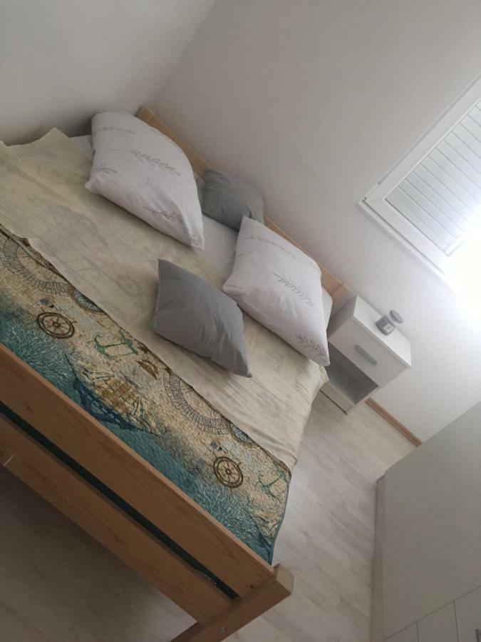Angella Apartment Dugi Rat Ngoại thất bức ảnh